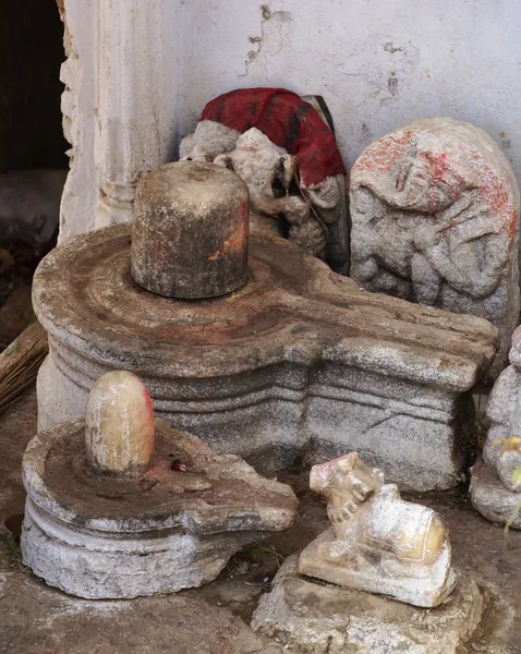 Маленькие религиозные статуи — стоковое фото
