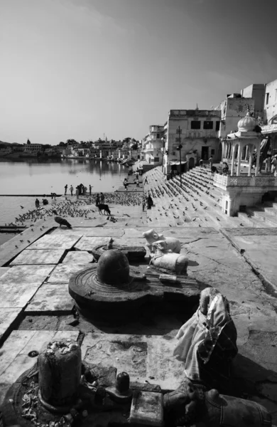 Veduta della città e del lago sacro — Foto Stock