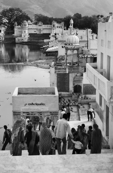 Les pèlerins indiens marchent vers le lac sacré — Photo