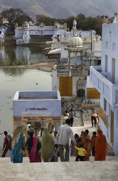 Indische Pilger gehen zum heiligen See — Stockfoto