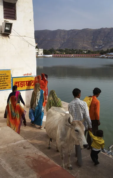 Peregrinos indianos caminham para o lago sagrado — Fotografia de Stock