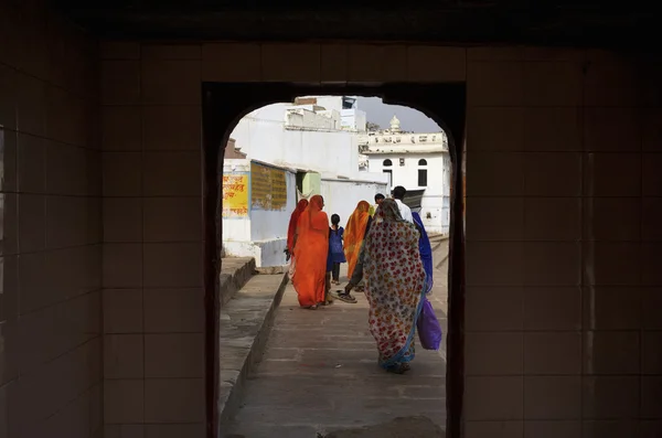 Індійська паломників ходьби до священні озера — стокове фото
