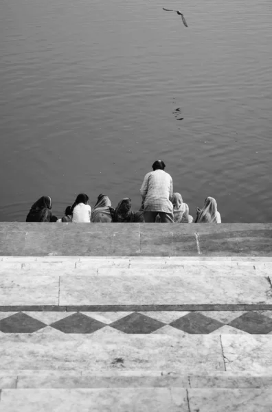 Indian pilgrims take a bath in the sacred lake — Stock Photo, Image