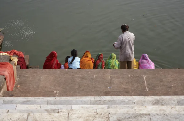 印度朝圣者神圣湖里洗个澡 — 图库照片