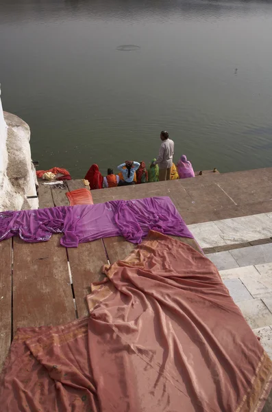 Indyjski pielgrzymów wziąć kąpiel w święte jezioro — Zdjęcie stockowe