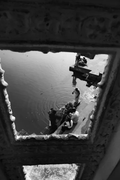 Indian pilgrims take a bath in the sacred lake — Stock Photo, Image