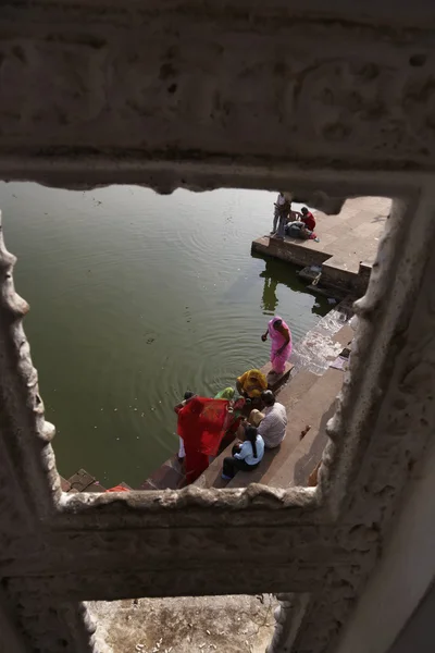 Peregrinos indianos tomar um banho no lago sagrado — Fotografia de Stock