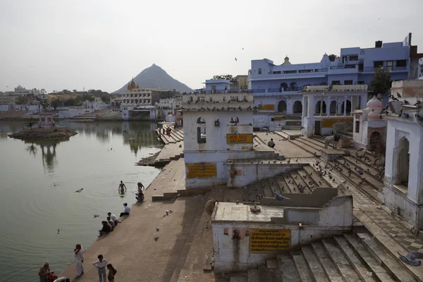 Індійська паломників прийняти ванну в священні озера — стокове фото
