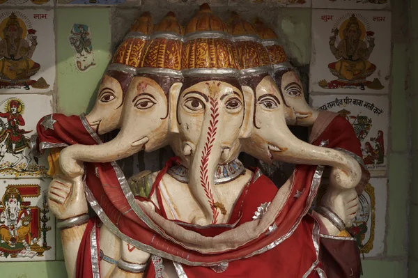 Ganesh hindoe standbeeld — Stockfoto