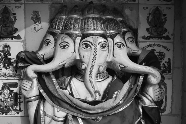Ganesh hindu statue — Stock Photo, Image