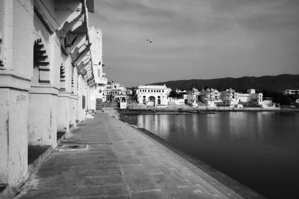 Veduta della città e del lago sacro — Foto Stock