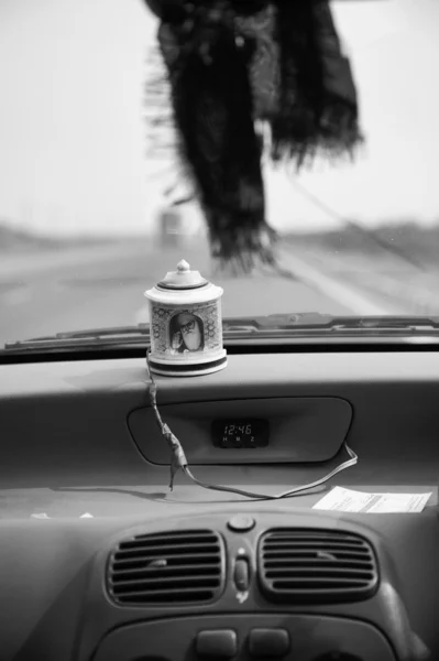 Oggetto religioso indù in un taxi — Foto Stock