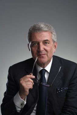 Orta yaş iş adamı