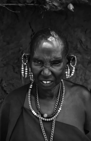 Kenia, Tsavo East National Park, Masai old woman — Foto de Stock