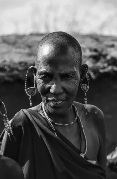 Tsavo east national park, Kenia, masai oude vrouw — Stockfoto