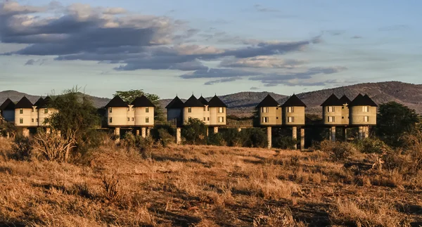 Kenia, Taita Hills National Park, Taita Hills Resort Bungalows al atardecer — Foto de Stock