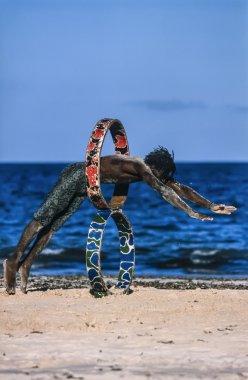 Kenya, malindi, siyah adam sahilde oynarken