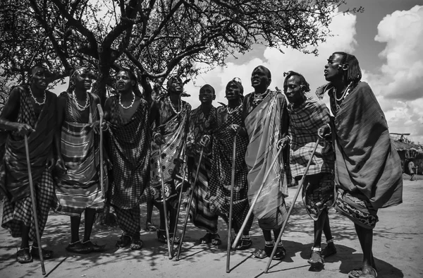 Kenia, Tsavo East National Park, Masai village, Masai men dancing — Foto de Stock