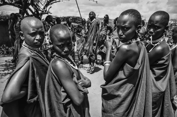 Kenya, Tsavo East National Park, Masai village, Masai girls portrait — Stock Photo, Image