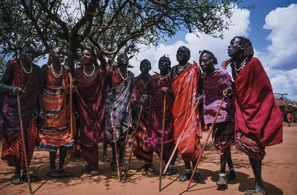 Kenya, Tsavo East National Park, Masai village, Masai men dancing — Stock Photo, Image