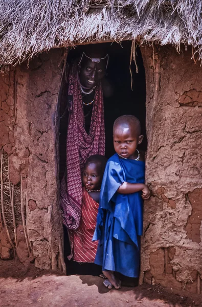 Кения, Восточный национальный парк Цаво, молодой человек Масаи с двумя детьми — стоковое фото