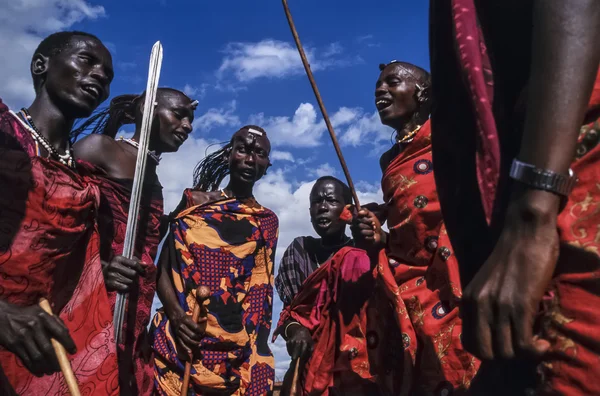Кенія, Тсаво Східний Національний парк, Масаї села, Масаї чоловіків танці — стокове фото