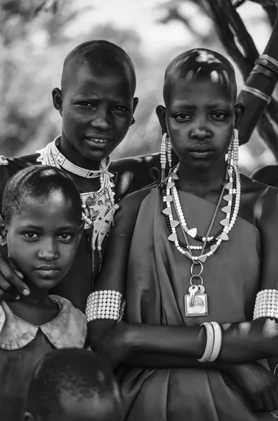 Kenya, Tsavo East National Park, Masai village, Masai girls portrait — Stock Photo, Image