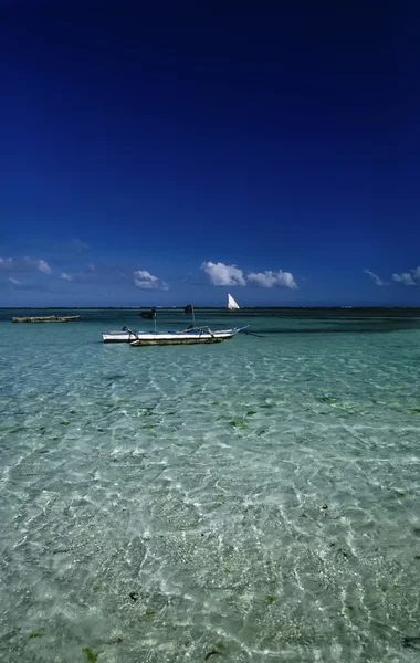 Kenya, Indian ocean, Malindi, view of the beach and some local fishing boats — Stock Photo, Image