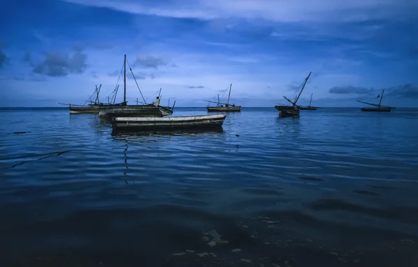 Kenia, Malindi, barcos de pesca locales en aguas poco profundas con marea baja después del atardecer —  Fotos de Stock