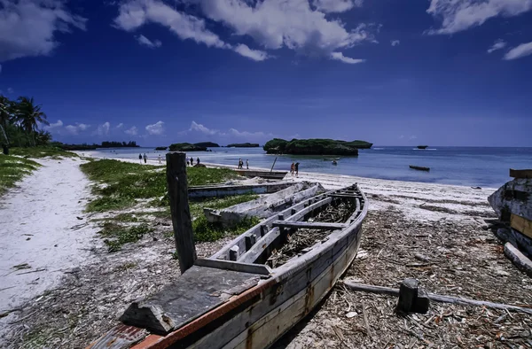 Kenya, watamu beach (malindi) halászó hajókat partra — Stock Fotó