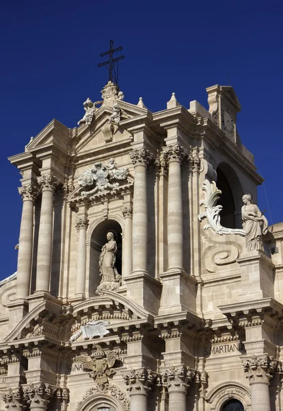 Italia, Sicilia, Siracusa, Ortigia, vista de la fachada barroca de la catedral de la ciudad — Foto de Stock