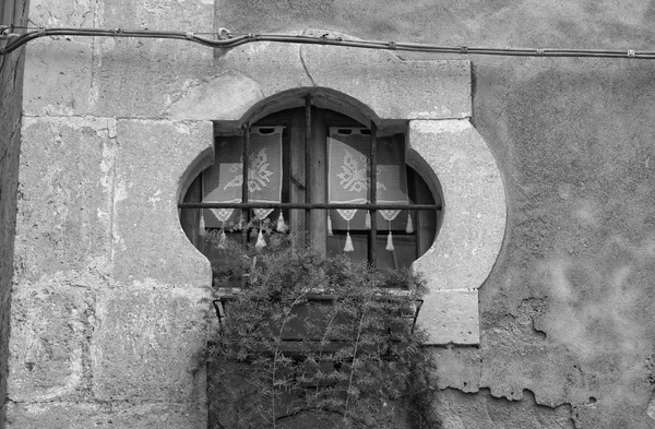 Italië, Sicilië, siracusa, ortigia, oorspronkelijke balkon in een barokke gebouw gevel — Stockfoto