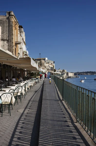 Italy, Sicily, Siracusa, Ortigia, bars in the waterfront — Stock Photo, Image
