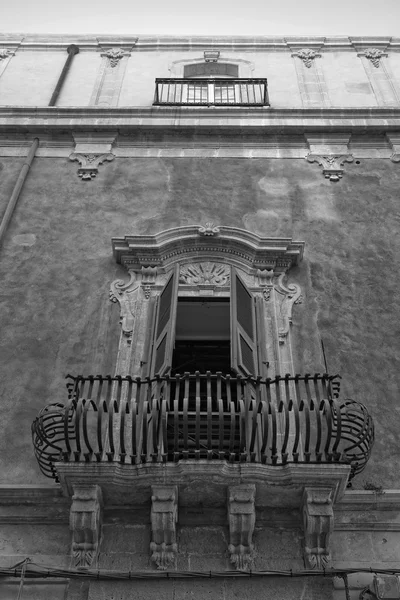 Włochy, Sycylia, siracusa, ortigia, oryginalny balkon w elewacji budynku barokowym — Zdjęcie stockowe