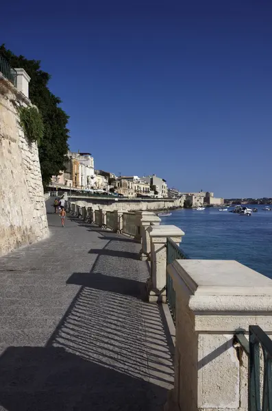 Italy, Sicily, Siracusa, Ortigia, waterfront and Jonian Sea — Stock Photo, Image