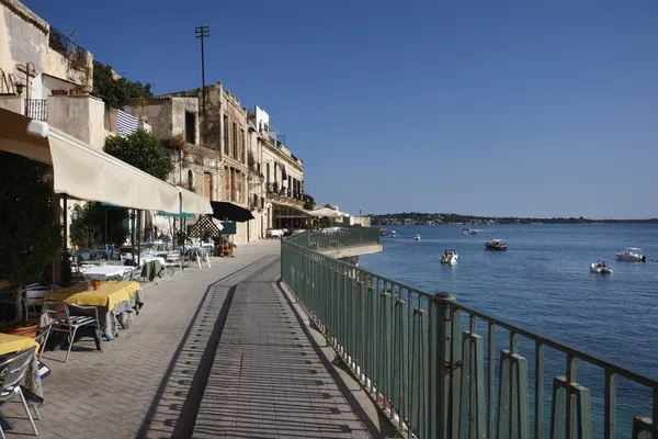 Italia, Sicilia, Siracusa, Ortigia, bares en el paseo marítimo — Foto de Stock