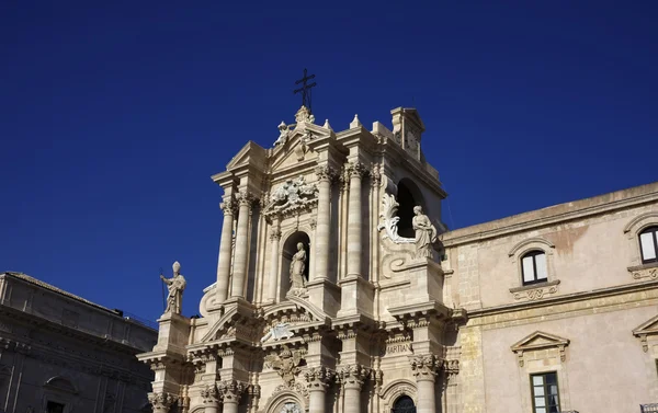 Italia, Sicilia, Siracusa, Ortigia, vista de la fachada barroca de la catedral de la ciudad — Foto de Stock