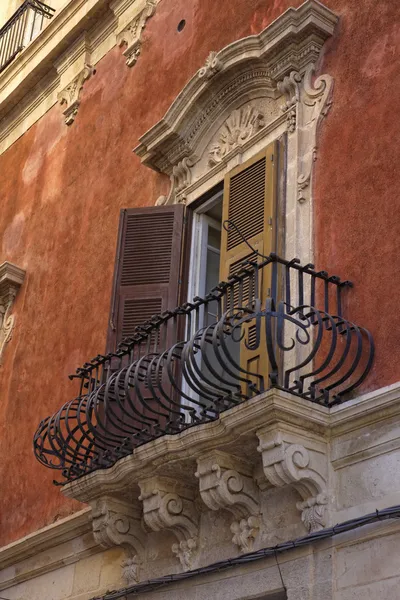 Italy, Sicily, Siracusa, Ortigia, original balcony in a baroque building facade — Stock Photo, Image