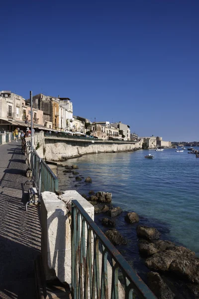 İtalya, Sicilya, siracusa, ortigia, waterfront ve jonian deniz — Stok fotoğraf
