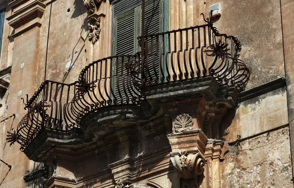Balcón original en la fachada del edificio barroco — Foto de Stock