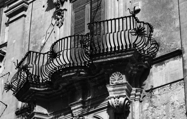 Původní balkonu v průčelí barokní budova — Stock fotografie