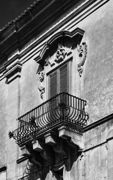 Αρχική μπαλκόνι στην πρόσοψη του κτηρίου μπαρόκ — Φωτογραφία Αρχείου