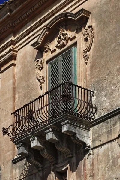 Balcone originale alla facciata dell'edificio barocco — Foto Stock