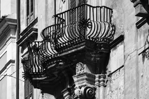 Varanda original na fachada do edifício barroco — Fotografia de Stock
