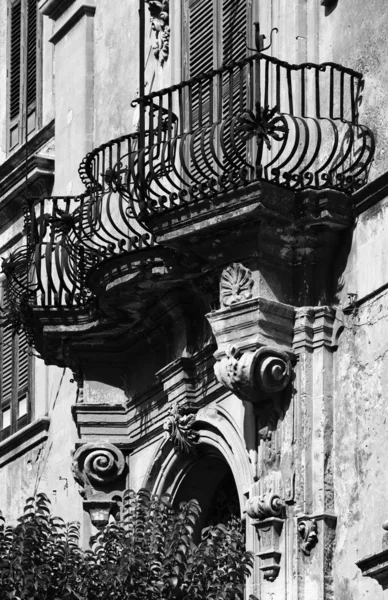 Balcon original à la façade du bâtiment baroque — Photo