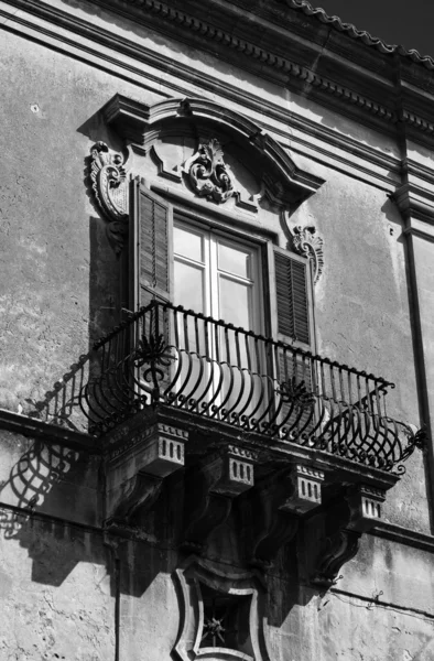 Balcon original à la façade du bâtiment baroque — Photo