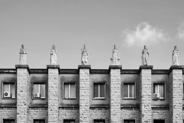 Statues on the roof of a fascist building — Stock Photo, Image
