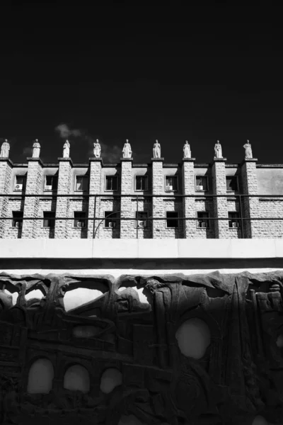 Statues on the roof of a fascist building — Stock Photo, Image