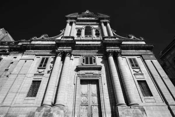 Fachada barroca da igreja — Fotografia de Stock