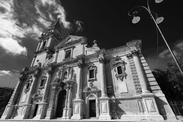 Weergave van de barokke kathedraal gevel van st. john — Stockfoto